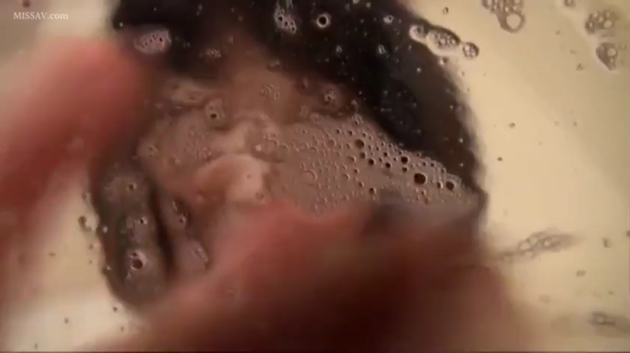 脸部特写 · 全裸 · 浴室 · 闭眼 · 湿身 · 仰卧 · 洗澡 · 肥皂泡