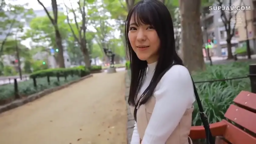 站立 · 微笑 · 半身 · 注視 · 公園 · ショルダーバッグ · 街拍 · 白色针织衫