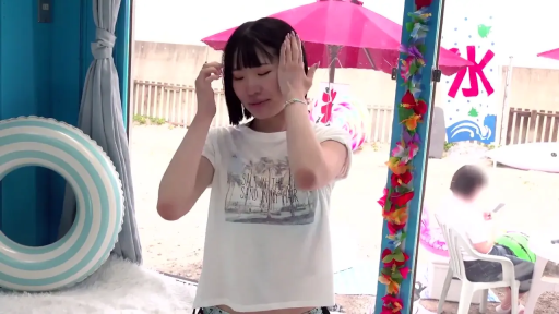 站姿 · 目を閉じて · 半身 · T恤 · 海滩 · 整理头发 · 浮き輪