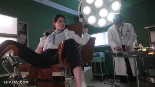 严肃 · 职业装 · 角色扮演 · 全景 · 诊疗椅 · 束缚 · 手术室 · 坐姿开腿