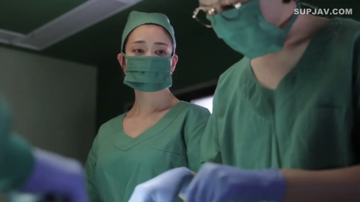 专注 · 制服诱惑 · 站立 · 否 · 手术服 · 手术室 · 医疗器械 · 进行手术