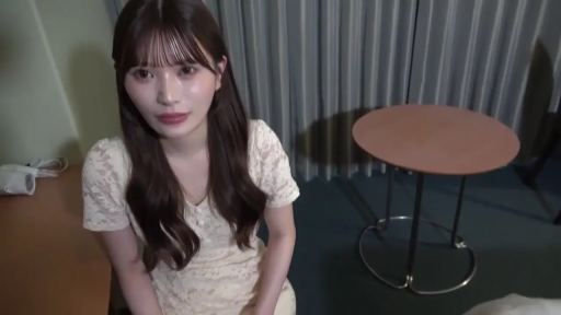 室內 · 坐姿 · 平靜 · 看镜头 · 圆桌 · 蕾丝连衣裙