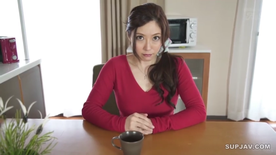 坐姿 · 严肃 · 半身 · 注视 · 熟女 · 咖啡杯 · 室内厨房 · 红色V领长袖衫