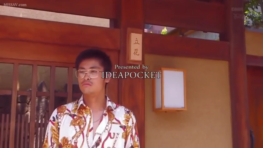 严肃 · 眼镜 · 站立 · 字幕 · 中景 · 凝视 · 花纹衬衫 · 日式建筑