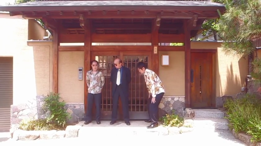 全景 · 花衬衫 · 宅邸门口