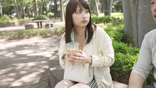 坐姿 · 中景 · 自然 · 衬衫 · 公园 · 持物 · 日光 · 奶茶