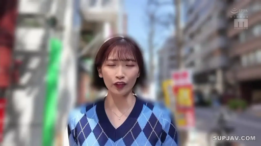 坐姿 · 抚摸胸部 · 白衣粉裙 · 电影院 · 影院座椅 · 手部抚摸特写 · 捂嘴害羞 · 昏暗场景