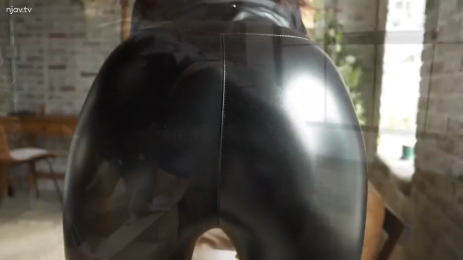 室内 · 臀部 · 黑色紧身皮裤