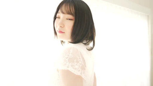 甘美 · 站立 · 回眸 · 半身特写 · 影棚 · 白色纱裙 · 高光背景