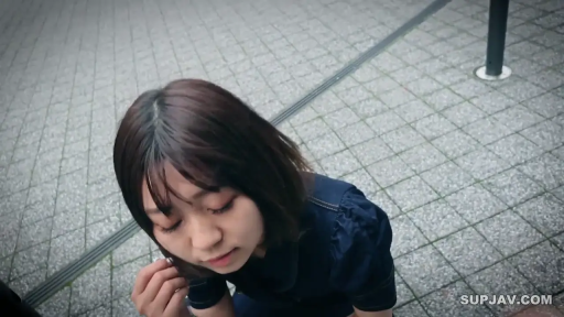 面部 · 瞑想 · 蹲姿 · 屋外 · 深蓝色上衣 · 忧伤 · 路面