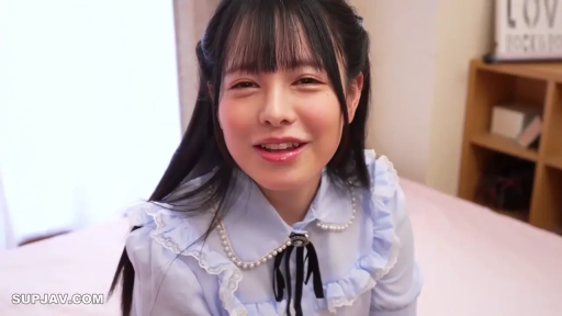 室内 · 坐姿 · 甜美 · 面部特写 · 交流 · 清纯 · 书架 · 荷叶边上衣