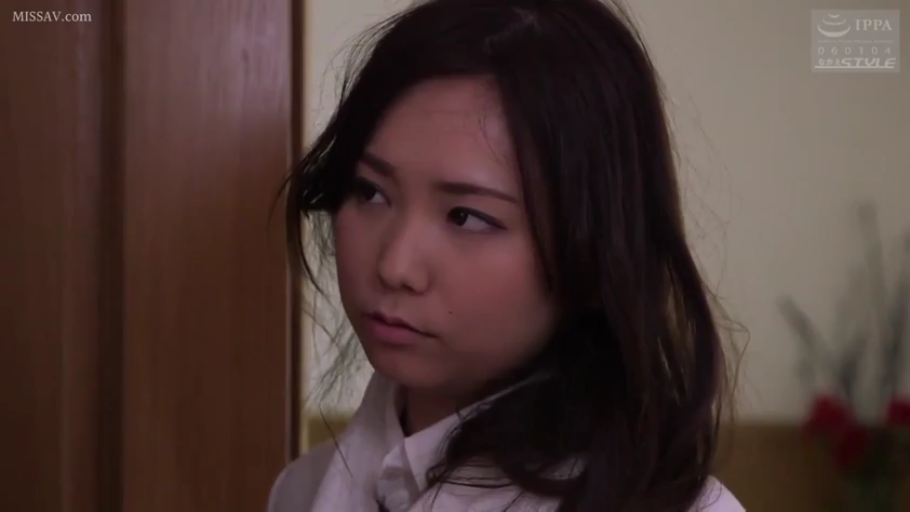 面部特写 · 白色上衣 · 静止站立 · 室内门口 · 侧脸斜视 · 冷淡忧郁 · 木制房门 · 深色披肩发