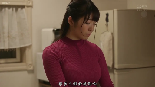 沉思 · 忧郁 · 站立 · 中文字幕 · 厨房 · 上半身 · 紫色毛衣 · 冰箱