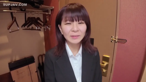 站立 · 微笑 · 酒店房间 · 半身特写 · 职业装 · 谈话 · 亚洲女性 · 衣架