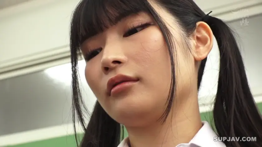 室内 · 平静 · 凝视 · 双马尾 · 脸部大特写 · 俯拍视角 · 白色校服衬衫