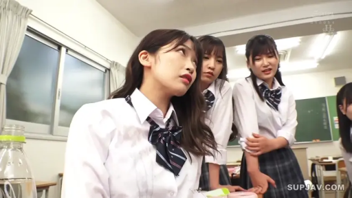 座り姿勢 · 教室 · 顔 · 迷離 · 课桌 · 多人 · JK制服 · 眼神交流