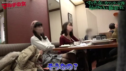 坐姿 · 格纹裙 · 中景 · 聊天 · 餐厅 · 模糊 · 餐具 · 素人