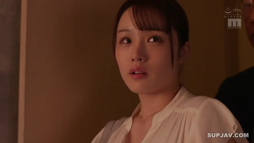 室內 · 臉部特寫 · 站立 · 白色襯衫 · 注視 · 担忧 · 暖光灯