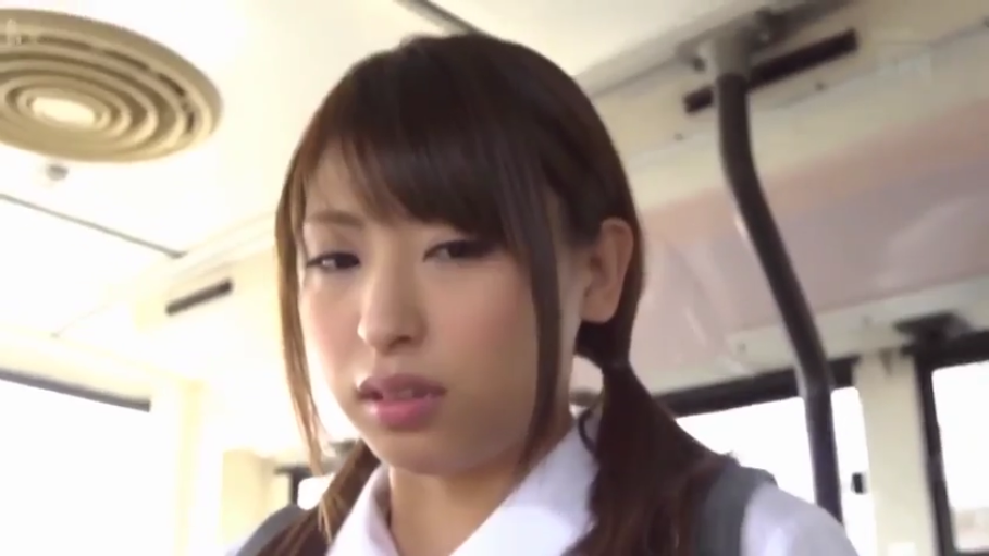 室内 · 坐姿 · 面部 · 微笑 · 职业装 · 凝视 · 短发