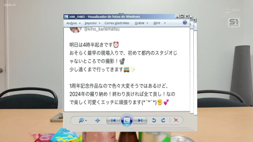 室内 · 桌椅 · 展示文字 · 窗口特写 · 推文内容