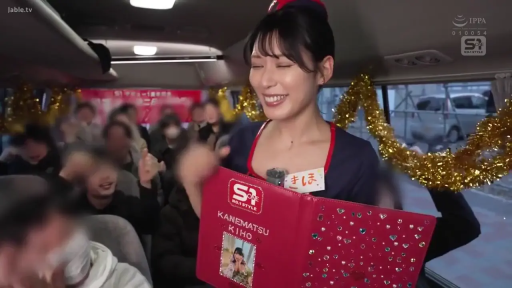 展示 · 中景 · 站姿 · 多人 · 职业制服 · 大笑 · 巴士内 · 红色展板