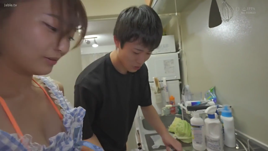 俯身 · 厨房 · 乳沟 · 橙色比基尼