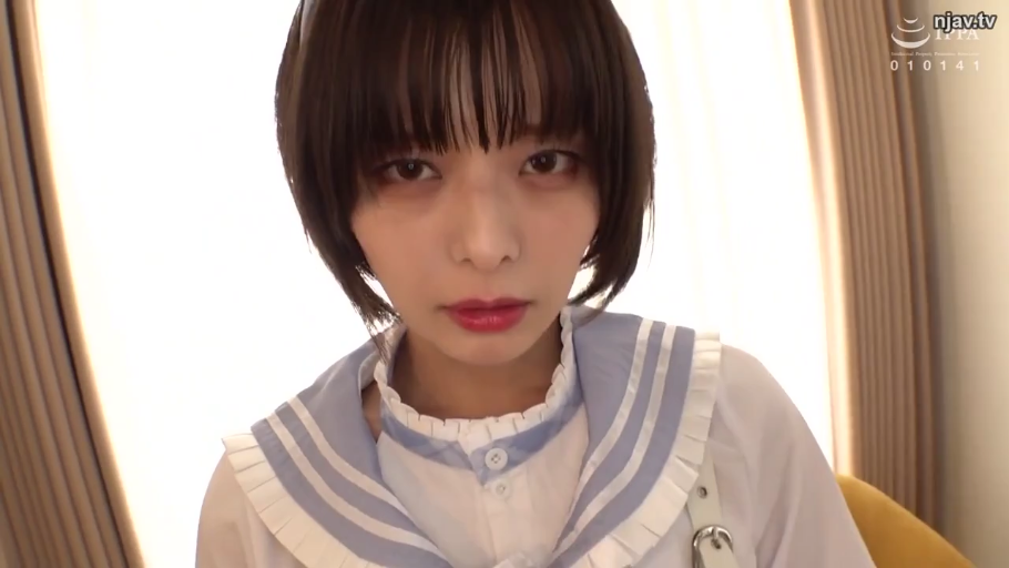 室内 · 严肃 · 站立 · 巨乳 · 中景 · 对视 · 针织衫