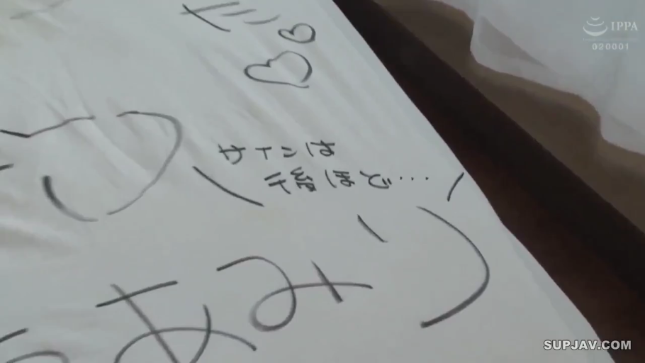 严肃 · 全身 · 站立 · 休闲服 · 玄关 · 日常场景 · 携带提包 · 白色帆布袋