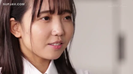 室内 · 脸部特写 · 白衬衫 · 微笑 · 注视 · 亚洲女性 · 侧头