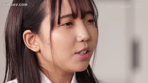 室內 · 专注 · 臉部特寫 · 白色襯衫 · 局部特寫 · 侧脸 · 说话