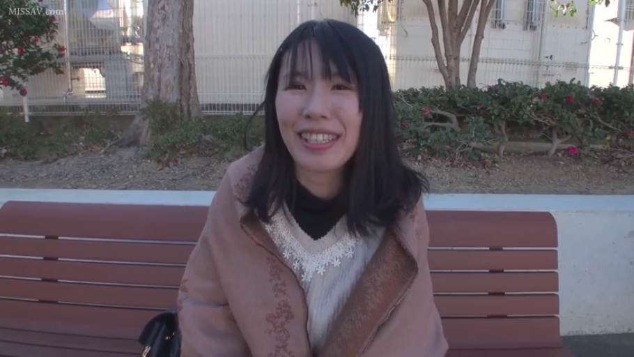 坐姿 · 半身 · 谈话 · 笑容 · 公园 · 长椅 · 素人风格 · 披肩