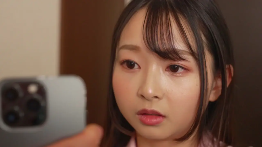 Indoor · Close-up of the face · Looking at phone · 手机 · Pink top · 惊讶 · 正面 · Asian women