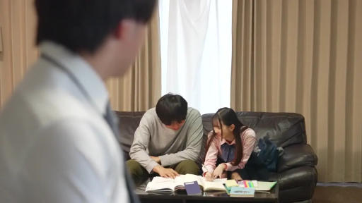 座り姿勢 · 制服 · 集中 · 全景 · リビング · 書籍 · 学習 · 窥视视角