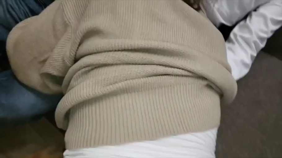 Indoor · Sitting Posture · Sweater · Lift up the top · 腹部特写