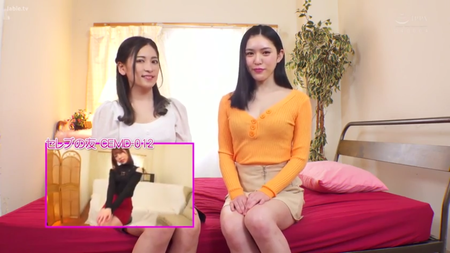 坐姿 · 校服 · 教室 · 中景 · 微笑 · 课桌 · 写真 · 持笔