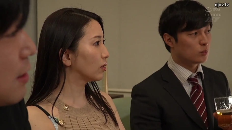 室内 · 坐姿 · 酒杯 · 认真 · 针织无袖衫 · 侧脸特写 · 三人 · 倾听