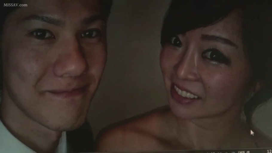 室内 · 脸部特写 · 微笑 · 露肩裙 · 男女二人 · 看镜头 · 并肩而立