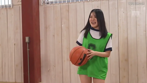 专注 · 全景 · 弯腰 · 校园 · 运动服 · 篮球 · 体育馆 · 打篮球