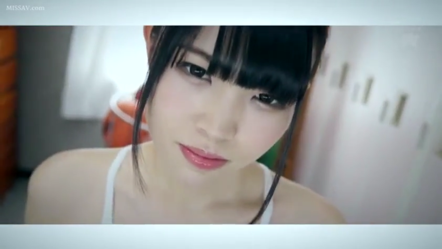 俯身 · 脸部特写 · 平静 · 房间 · 凝视 · 齐刘海 · 白色吊带背心