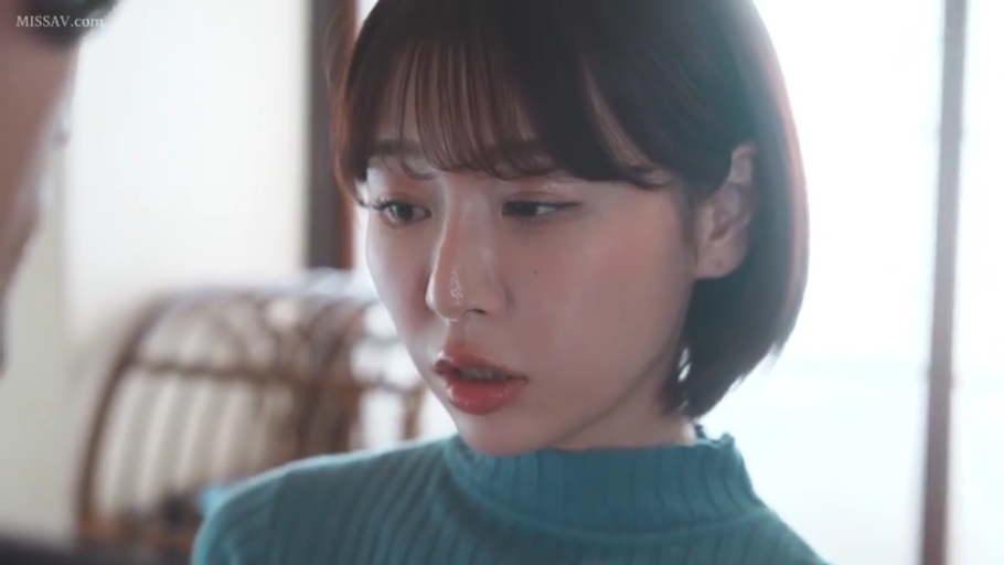 室内 · 集中 · 顔部のクローズアップ · 凝視 · ショートヘア · 対面 · 蓝色高领毛衣