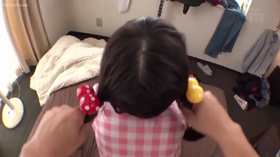 跪坐 · 卧室 · POV视角 · 头部 · 粉色格子衫 · 发饰 · 抓发辫