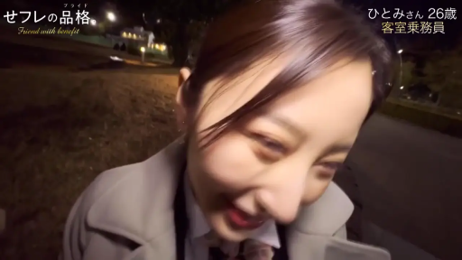 站立 · 微笑 · 特写 · 公园 · 米色大衣 · 街拍风格 · 注视对话