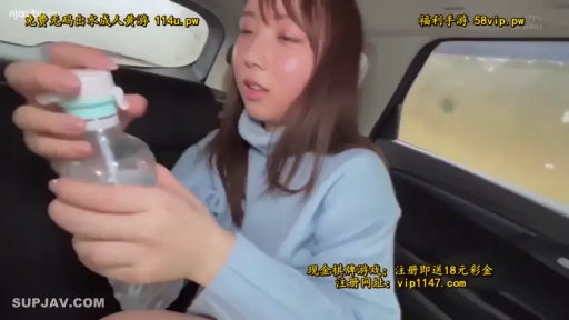神情自然 · 手部特写 · 汽车后座 · 塑料水瓶 · 水印干扰 · 浅蓝色高领毛衣
