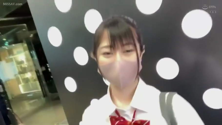 室内 · 面部 · 校服 · 站立 · 微笑 · 口罩 · 看向镜头