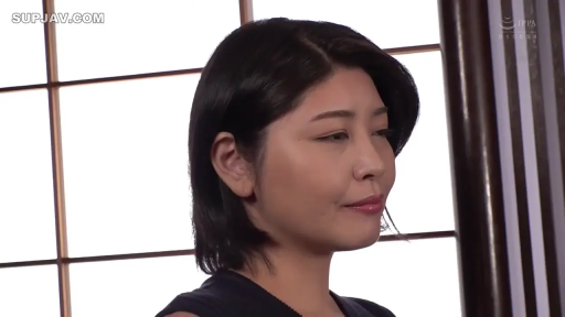 脸部特写 · 平静 · 注视 · 室内和室 · 侧立 · 黑色无袖上衣