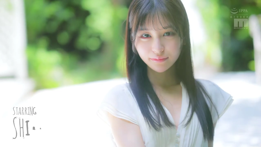 脸部特写 · 站立 · 室外 · 注视镜头 · 白色V领裙 · 清纯微笑 · 写真照