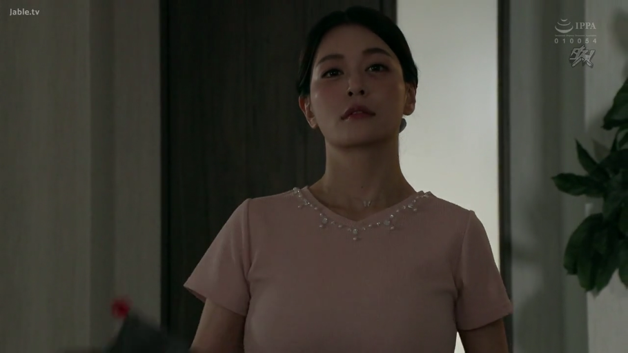 Indoor · Gaze · indifferent · 半身像 · Stand facing front · 成年女性 · 粉色短袖上衣