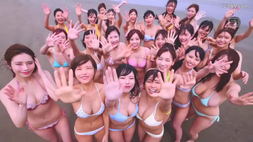 站立 · 群像 · 多人 · 灿烂 · 合影 · 沙滩 · 各类比基尼