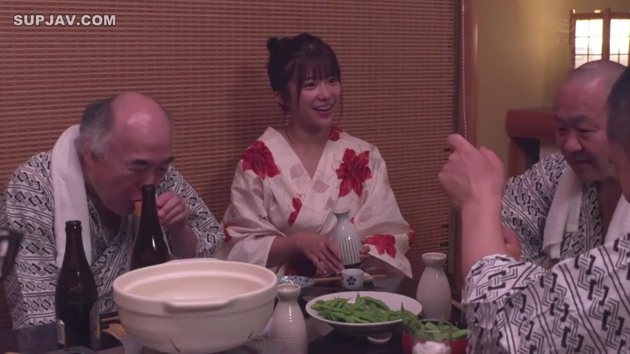 坐姿 · 和室 · 中景 · 微笑 · 多人 · 浴衣 · 聚餐 · 酒具