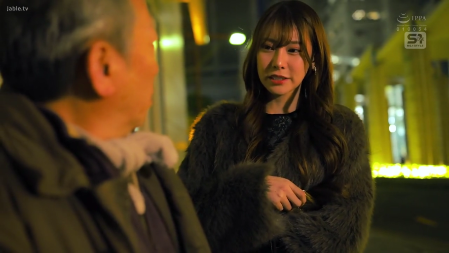 严肃 · 中景 · 站姿 · 交流 · 熟女 · 室外街道 · 皮草外套